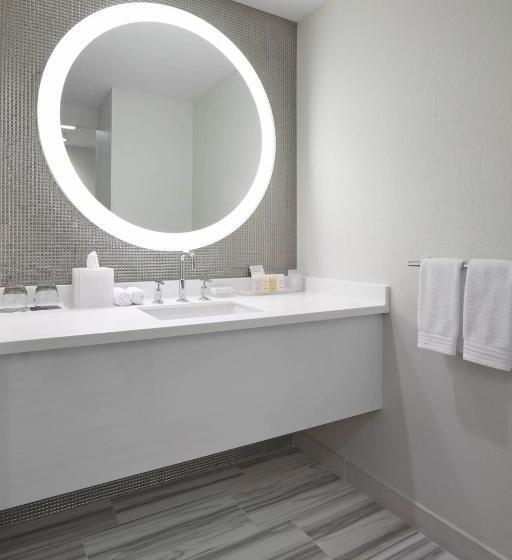 Hotel Renaissance Edmonton Airport