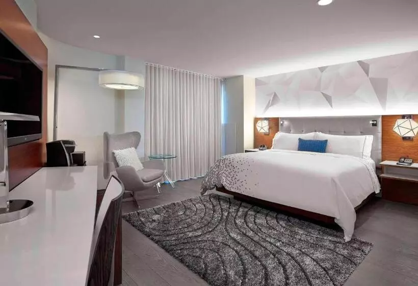 Hotel Renaissance Edmonton Airport