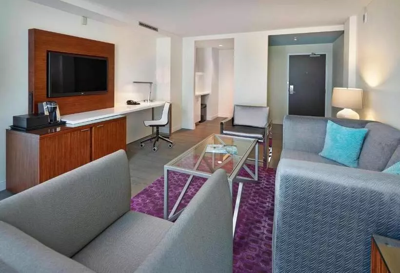 Hotel Renaissance Edmonton Airport