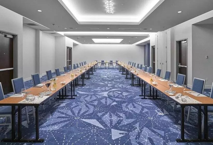 Hotel Renaissance Edmonton Airport