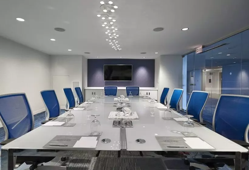 Hotel Renaissance Edmonton Airport