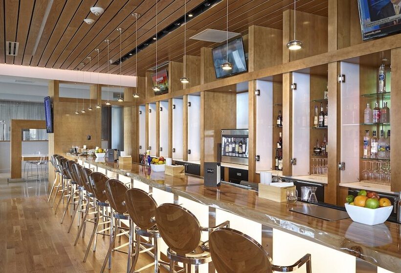 Hotel Renaissance Edmonton Airport