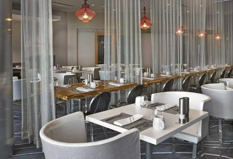 Hotel Renaissance Edmonton Airport