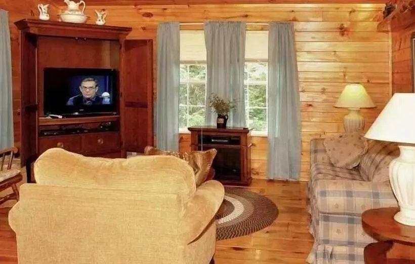 Country   2 Bedrooms, 1 Baths, Sleeps 6 Cabin By Redawning