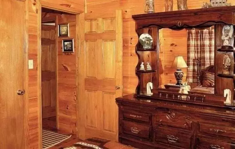 Country   2 Bedrooms, 1 Baths, Sleeps 6 Cabin By Redawning