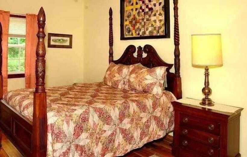 Country 2 Bedrooms, 1 Baths, Sleeps 6 Cabin By Redawning