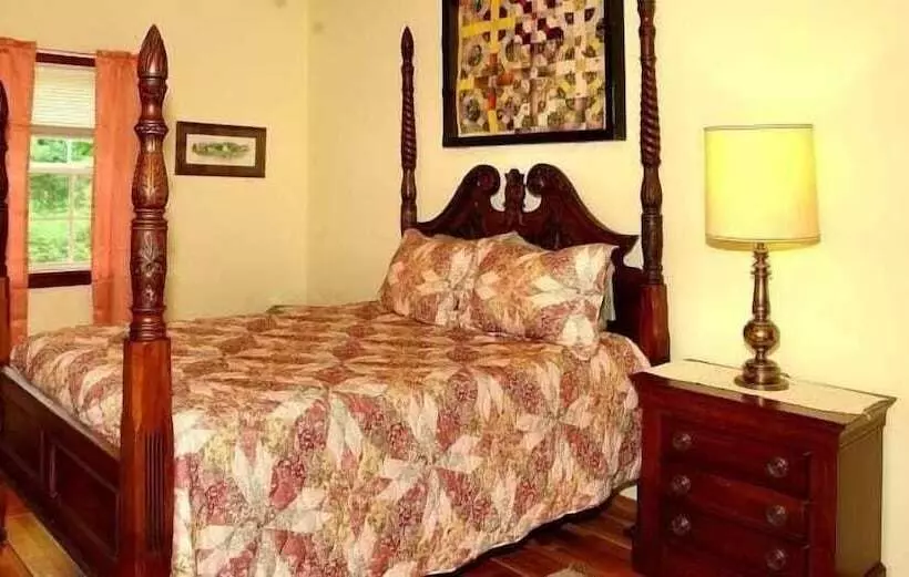 Country   2 Bedrooms, 1 Baths, Sleeps 6 Cabin By Redawning