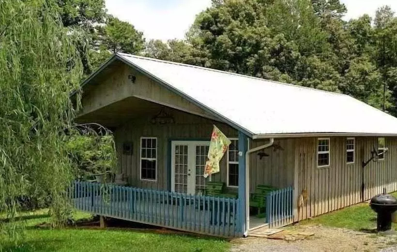 Country   2 Bedrooms, 1 Baths, Sleeps 6 Cabin By Redawning