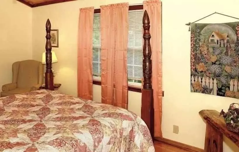 Country   2 Bedrooms, 1 Baths, Sleeps 6 Cabin By Redawning