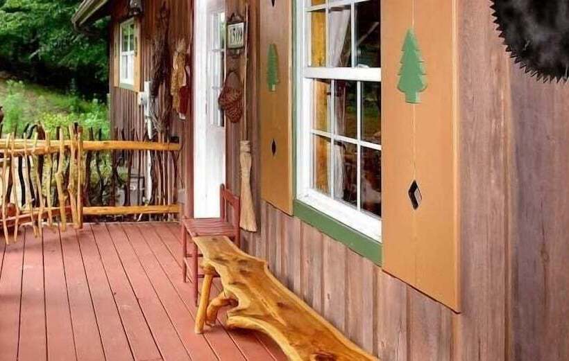 Enchanted 1 Bedrooms, 1 Baths, Sleeps 2 Cabin By Redawning