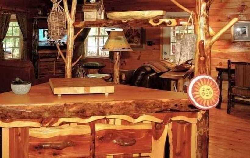 Enchanted 1 Bedrooms, 1 Baths, Sleeps 2 Cabin By Redawning