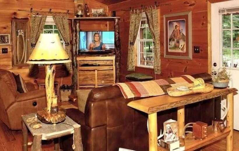 Enchanted 1 Bedrooms, 1 Baths, Sleeps 2 Cabin By Redawning