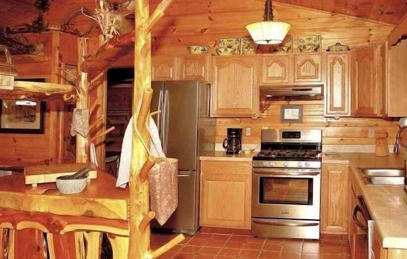 Enchanted 1 Bedrooms, 1 Baths, Sleeps 2 Cabin By Redawning