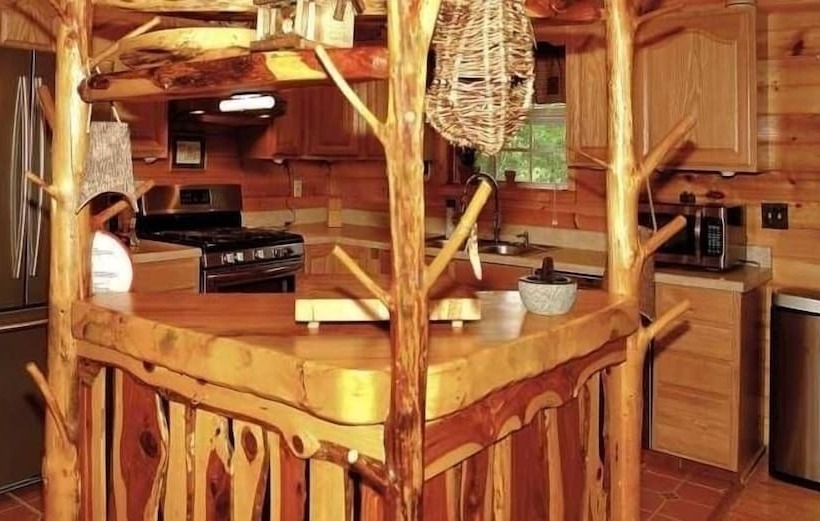 Enchanted 1 Bedrooms, 1 Baths, Sleeps 2 Cabin By Redawning