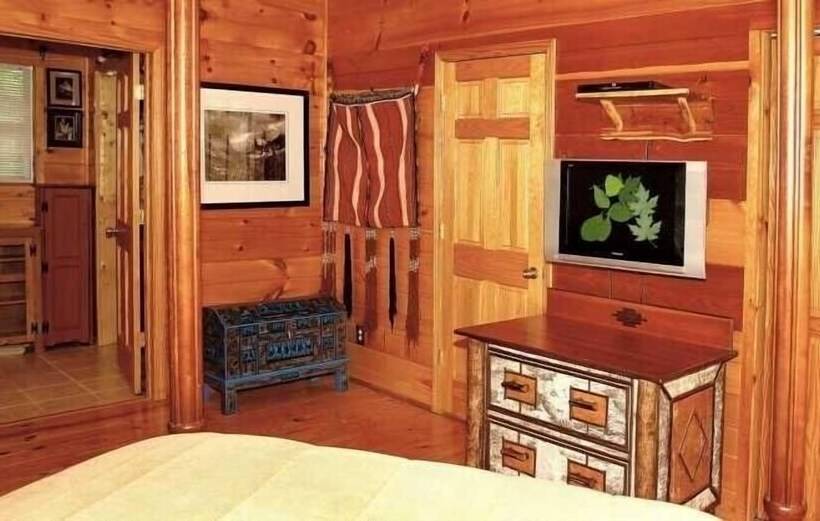 Enchanted 1 Bedrooms, 1 Baths, Sleeps 2 Cabin By Redawning