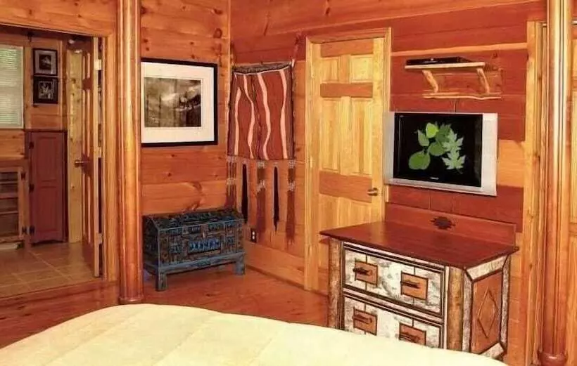 Enchanted   1 Bedrooms, 1 Baths, Sleeps 2 Cabin By Redawning