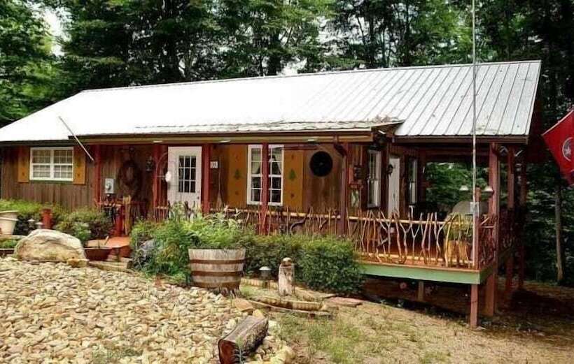 Enchanted 1 Bedrooms, 1 Baths, Sleeps 2 Cabin By Redawning