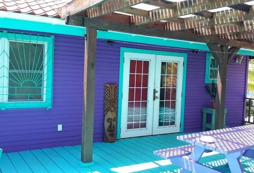 Hotelli Coco's Beachfront Cabanas