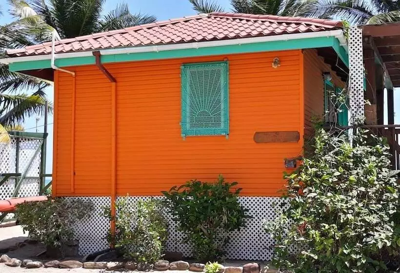 Hotelli Coco's Beachfront Cabanas