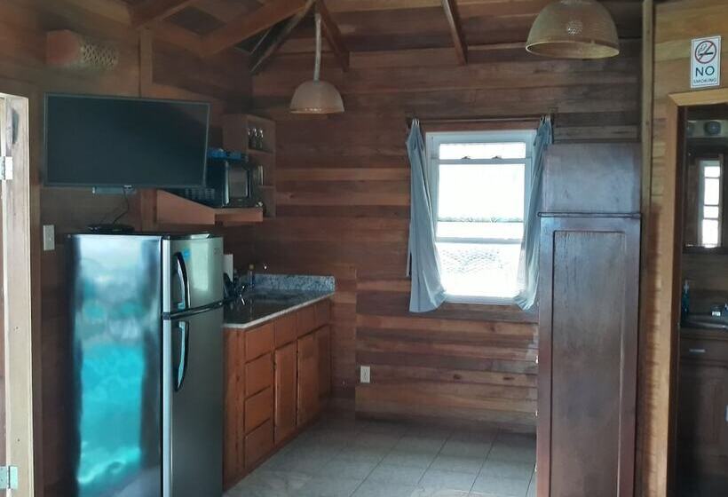 호텔 Coco's Beachfront Cabanas