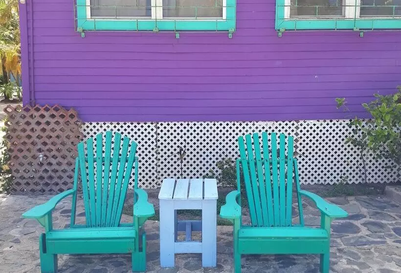 Hotelli Coco's Beachfront Cabanas