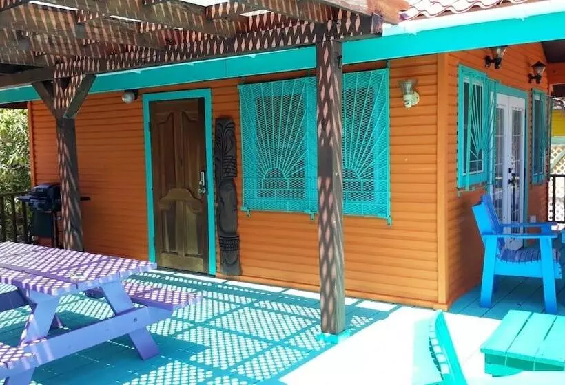 Hotelli Coco's Beachfront Cabanas