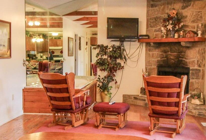 Mountain Dew   2 Bedrooms, 2 Baths, Sleeps 4 Cabin By Redawning