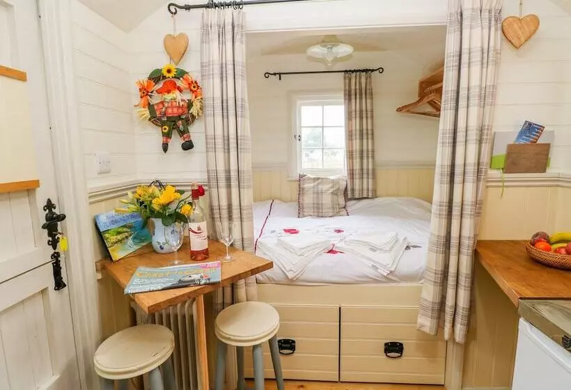 Shepherds Hut   The Hurdle
