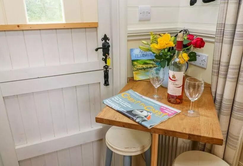 Shepherds Hut   The Hurdle