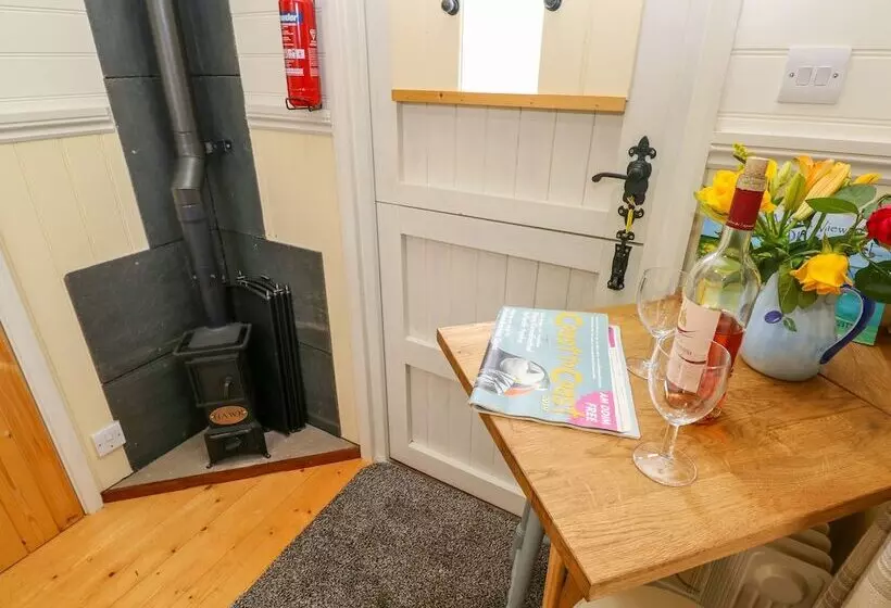 Shepherds Hut   The Hurdle