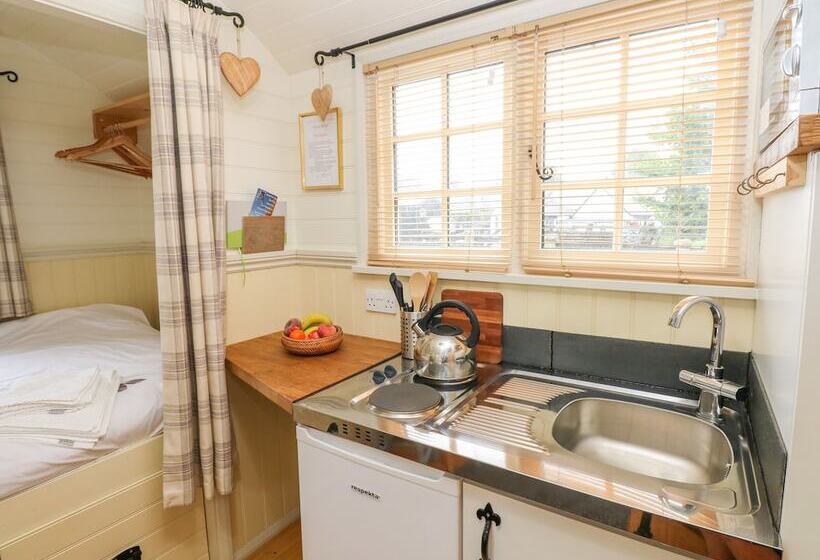 Shepherds Hut The Hurdle