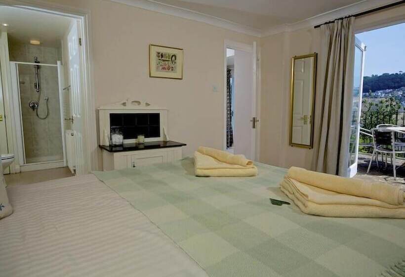 Moonrakers, Clarence Street