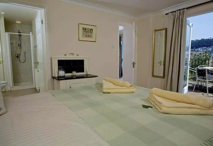 Moonrakers, Clarence Street