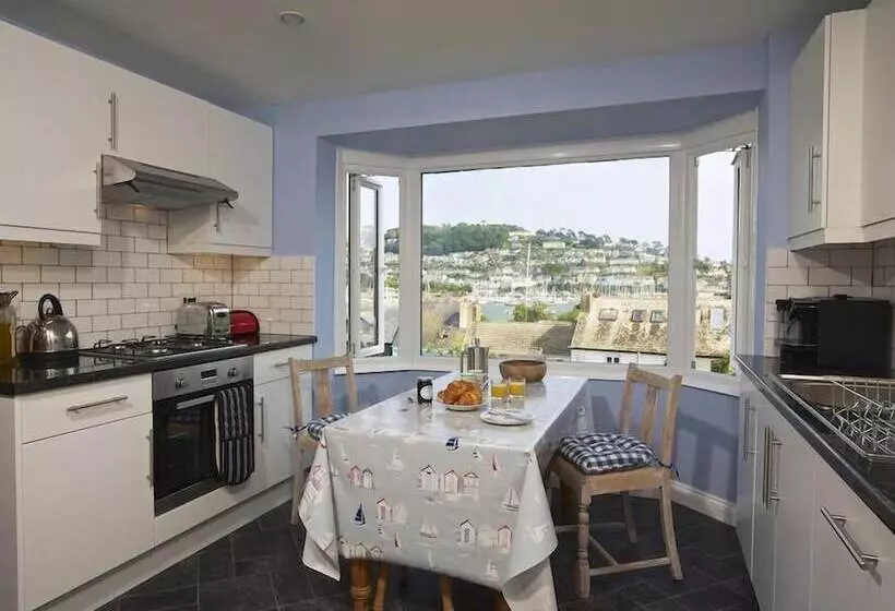 Moonrakers, Clarence Street