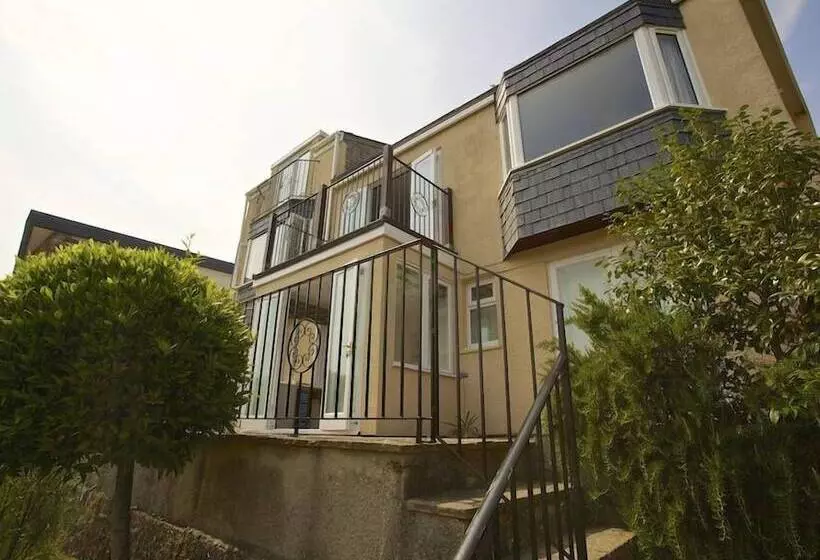 Moonrakers, Clarence Street