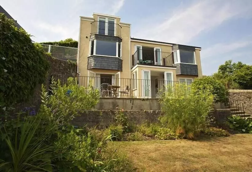 Moonrakers, Clarence Street