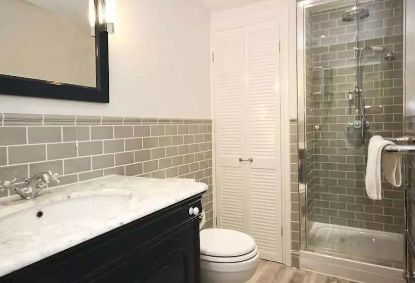 Moonrakers, Clarence Street