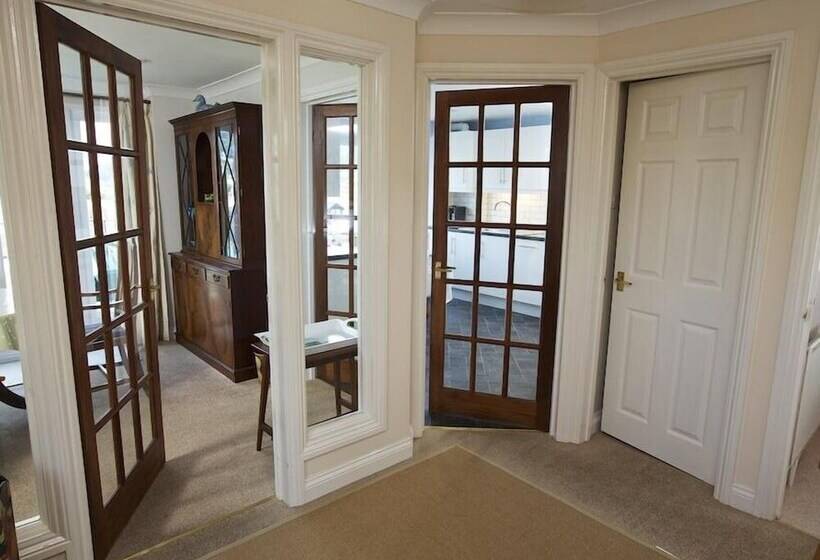 Moonrakers, Clarence Street