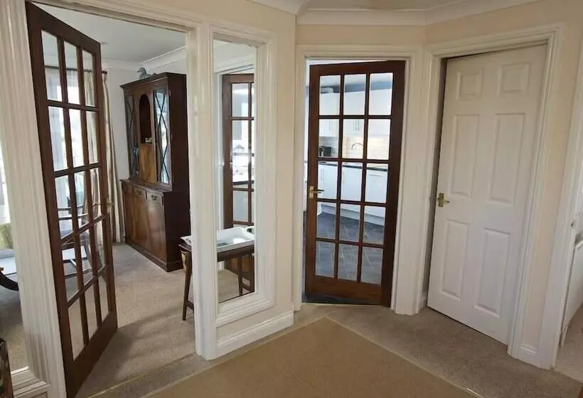 Moonrakers, Clarence Street