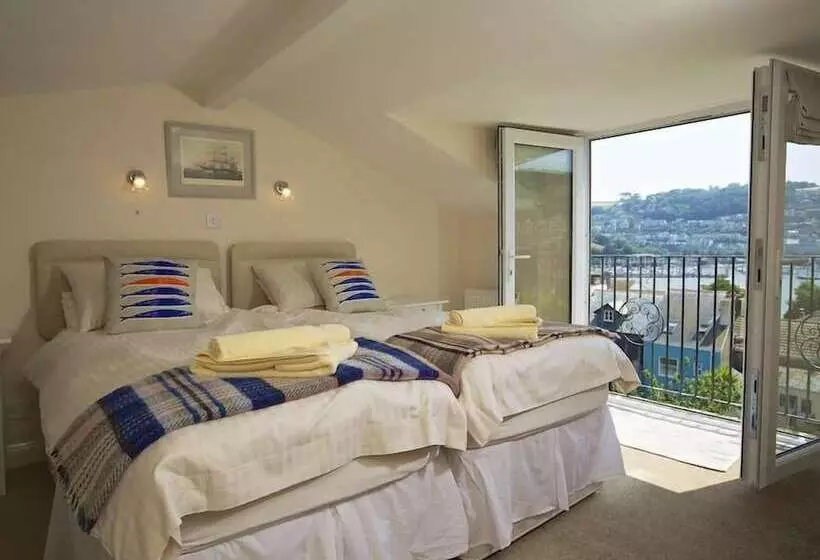 Moonrakers, Clarence Street