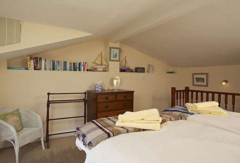 Moonrakers, Clarence Street