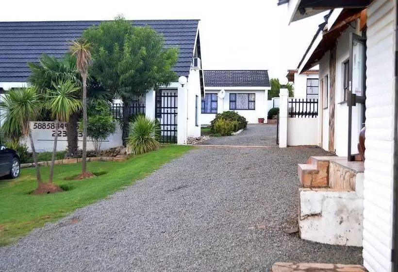 پانسیون Phomolo Guest House