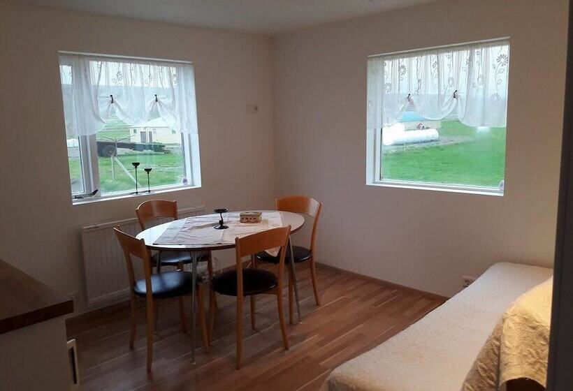 پانسیون Sandhaugar Guesthouse