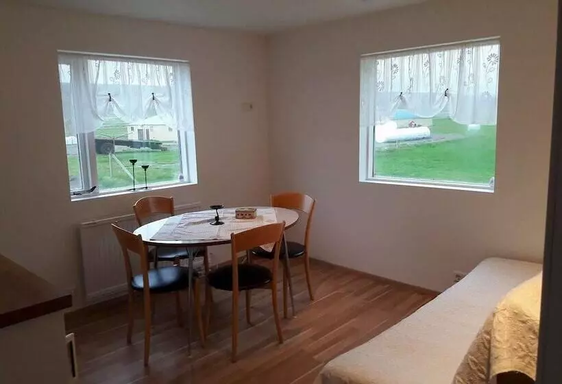 پانسیون Sandhaugar Guesthouse