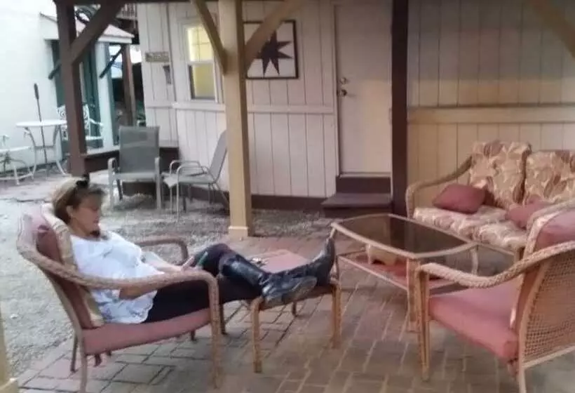 Majatalo The Iris Garden Downtown Cottages And Suites