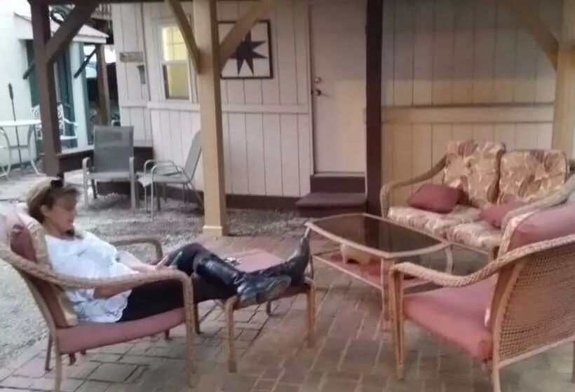 Majatalo The Iris Garden Downtown Cottages And Suites