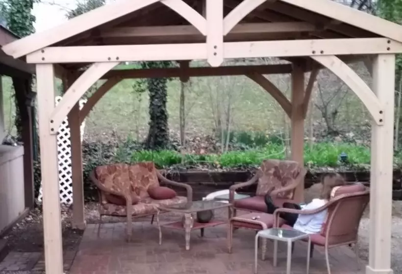 Majatalo The Iris Garden Downtown Cottages And Suites