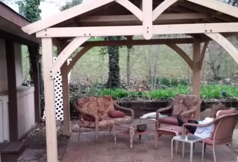 Majatalo The Iris Garden Downtown Cottages And Suites