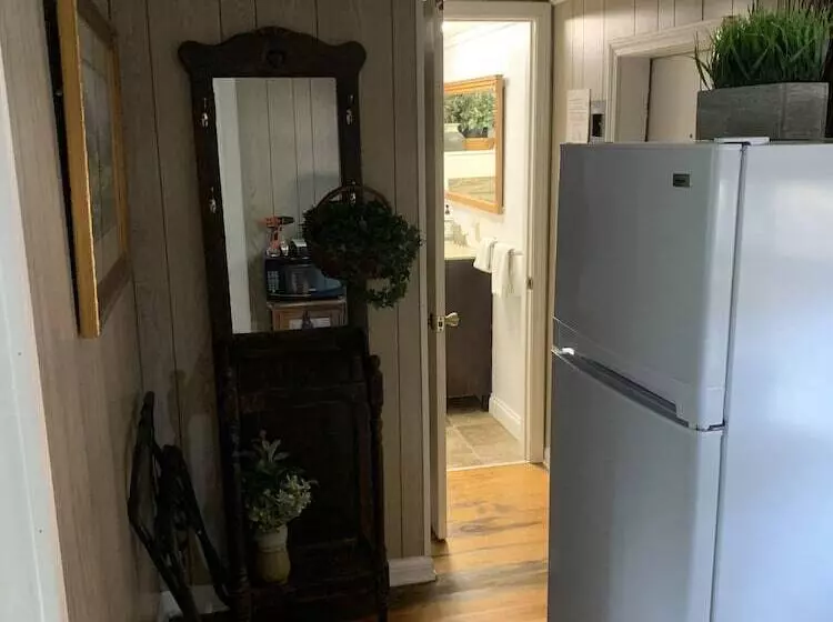 Majatalo The Iris Garden Downtown Cottages And Suites