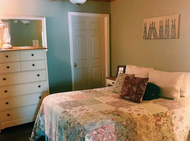 Majatalo The Iris Garden Downtown Cottages And Suites